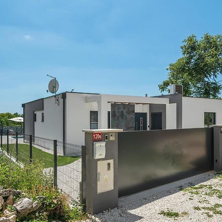 Beautiful Home In Tinjan With Jacuzzi Luaran gambar