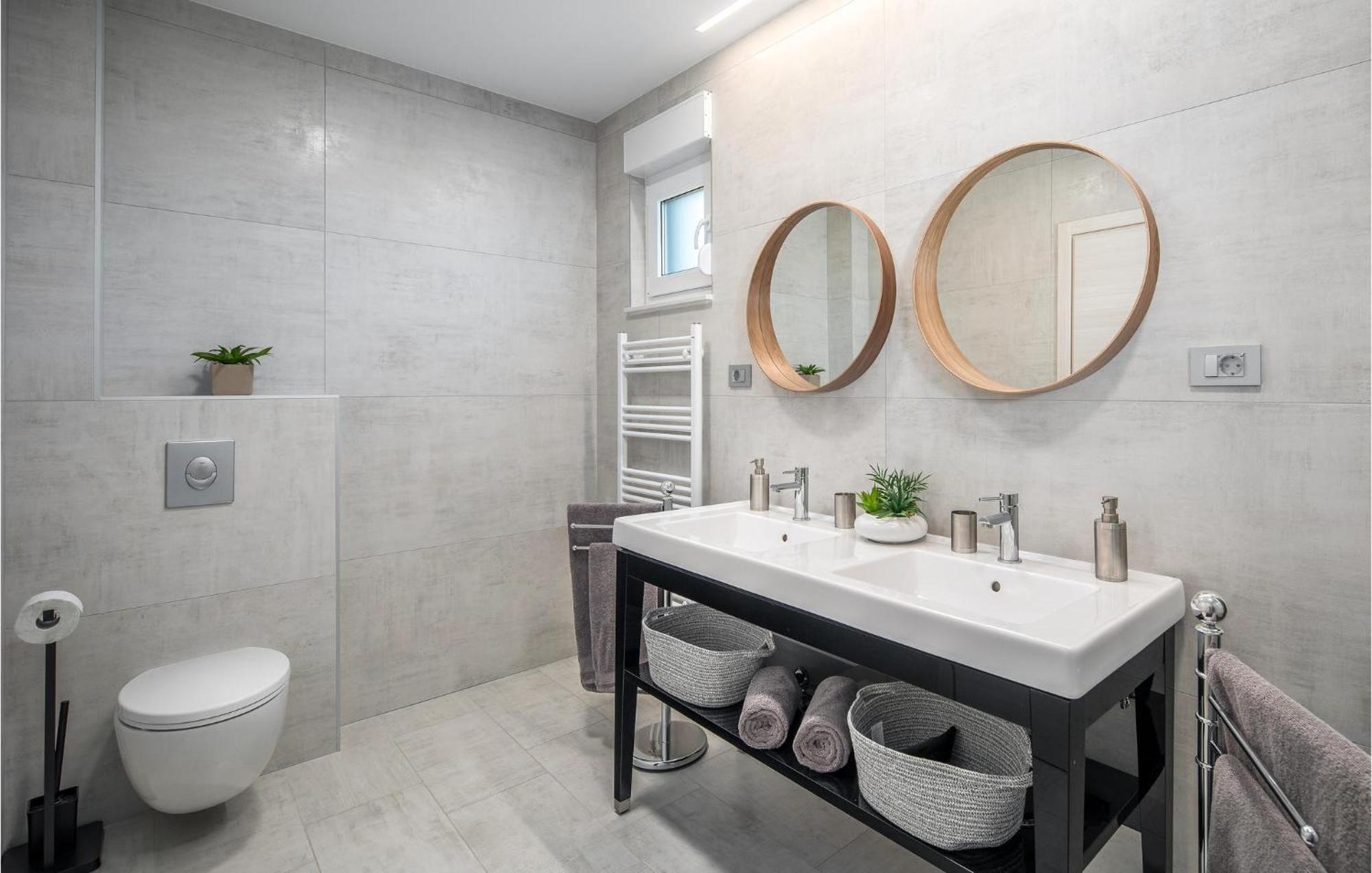 Beautiful Home In Tinjan With Jacuzzi Luaran gambar