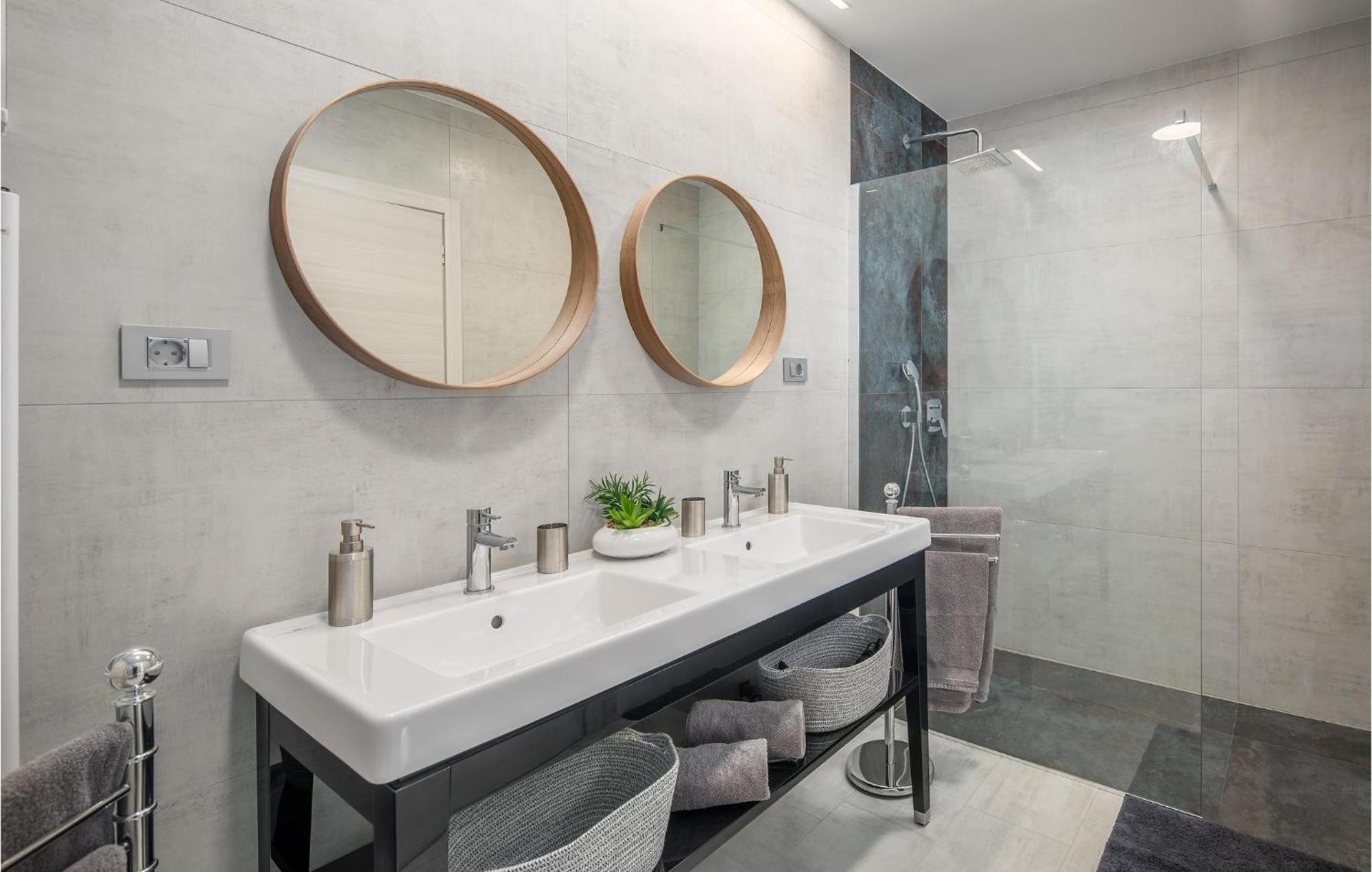 Beautiful Home In Tinjan With Jacuzzi Luaran gambar