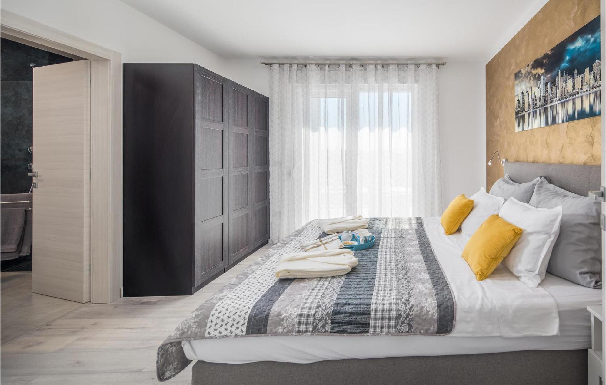 Beautiful Home In Tinjan With Jacuzzi Luaran gambar