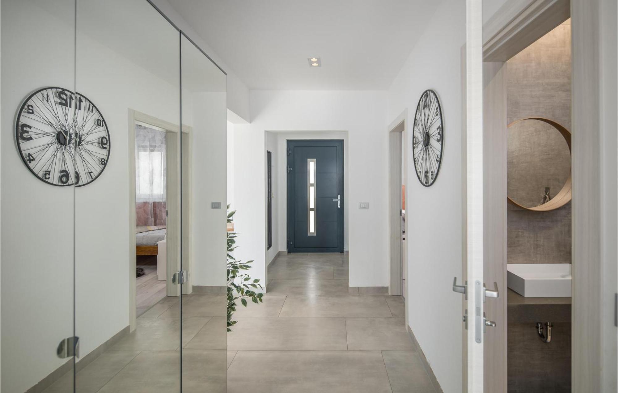 Beautiful Home In Tinjan With Jacuzzi Luaran gambar