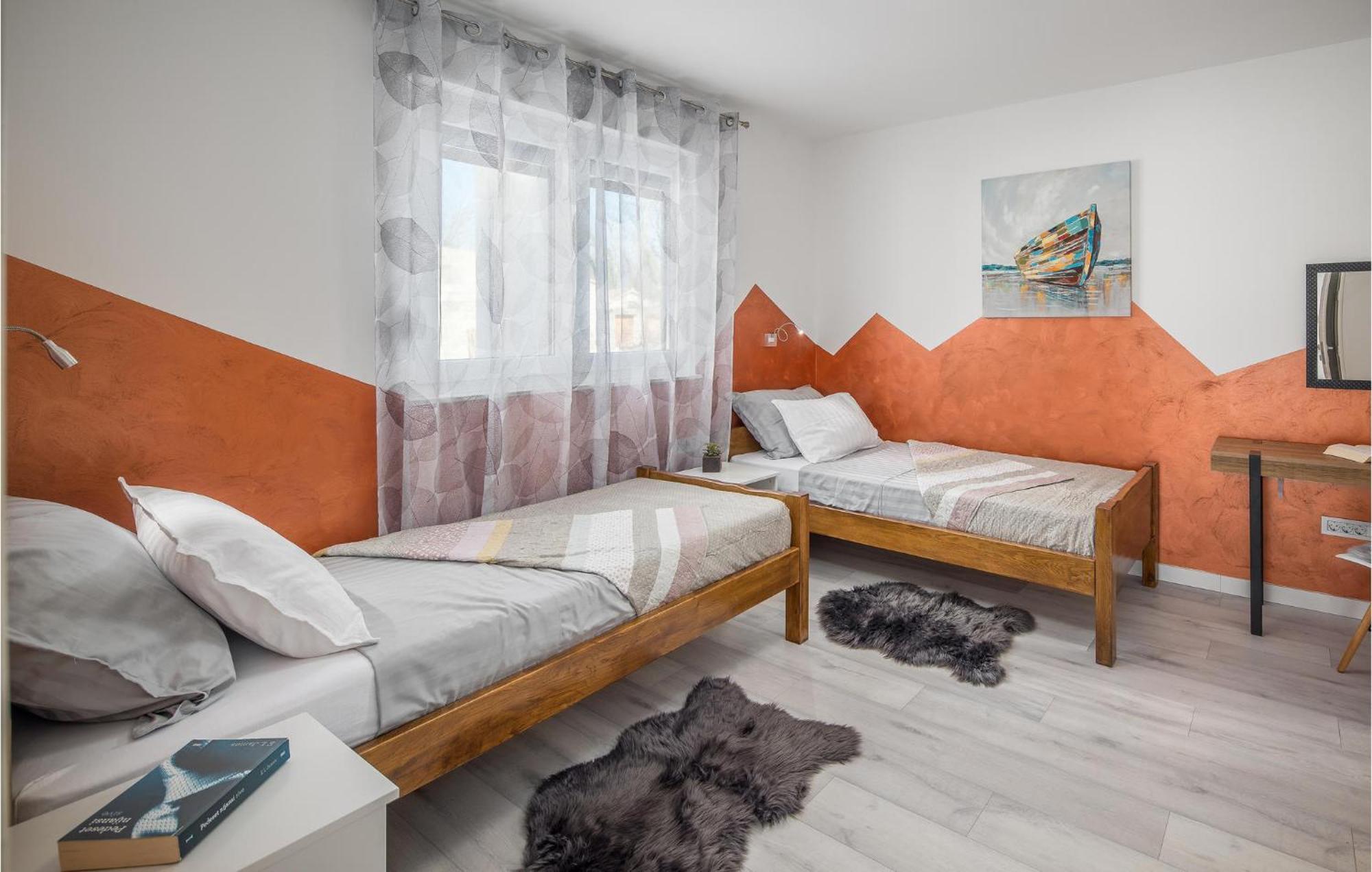 Beautiful Home In Tinjan With Jacuzzi Luaran gambar
