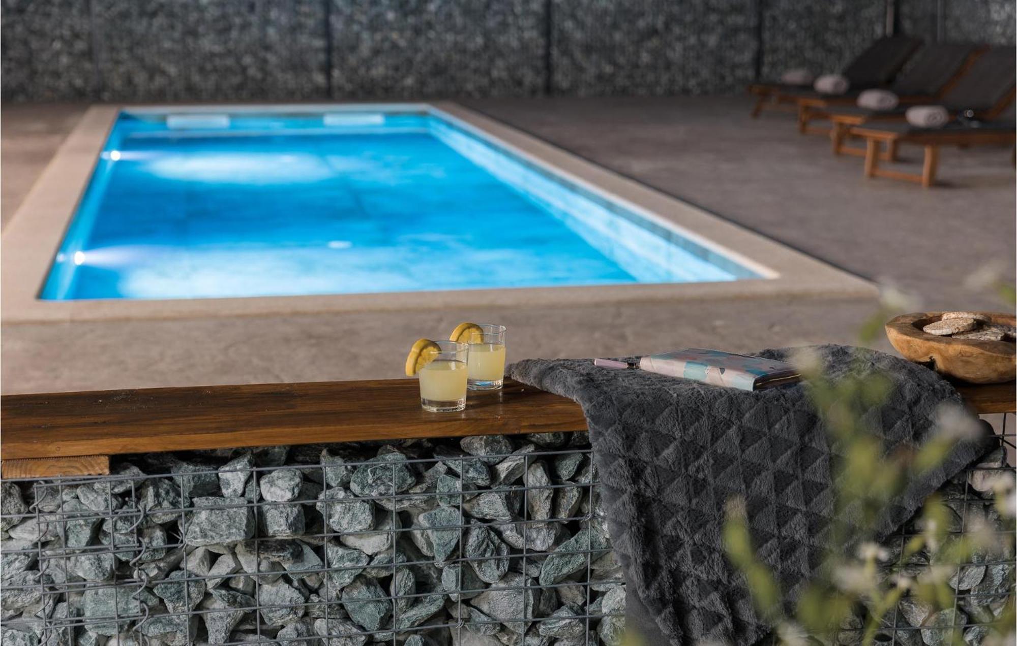 Beautiful Home In Tinjan With Jacuzzi Luaran gambar