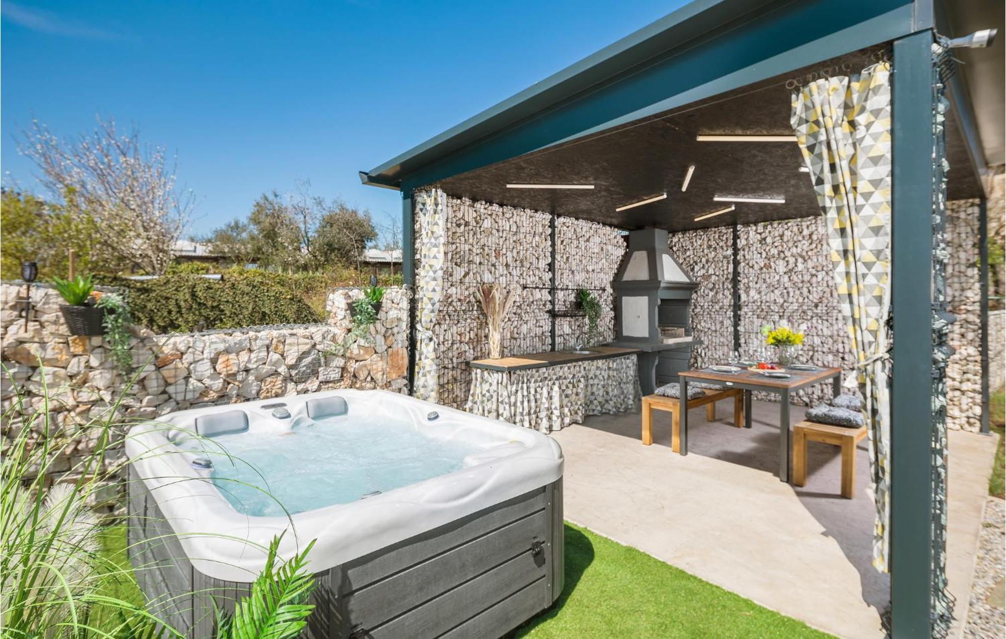 Beautiful Home In Tinjan With Jacuzzi Luaran gambar