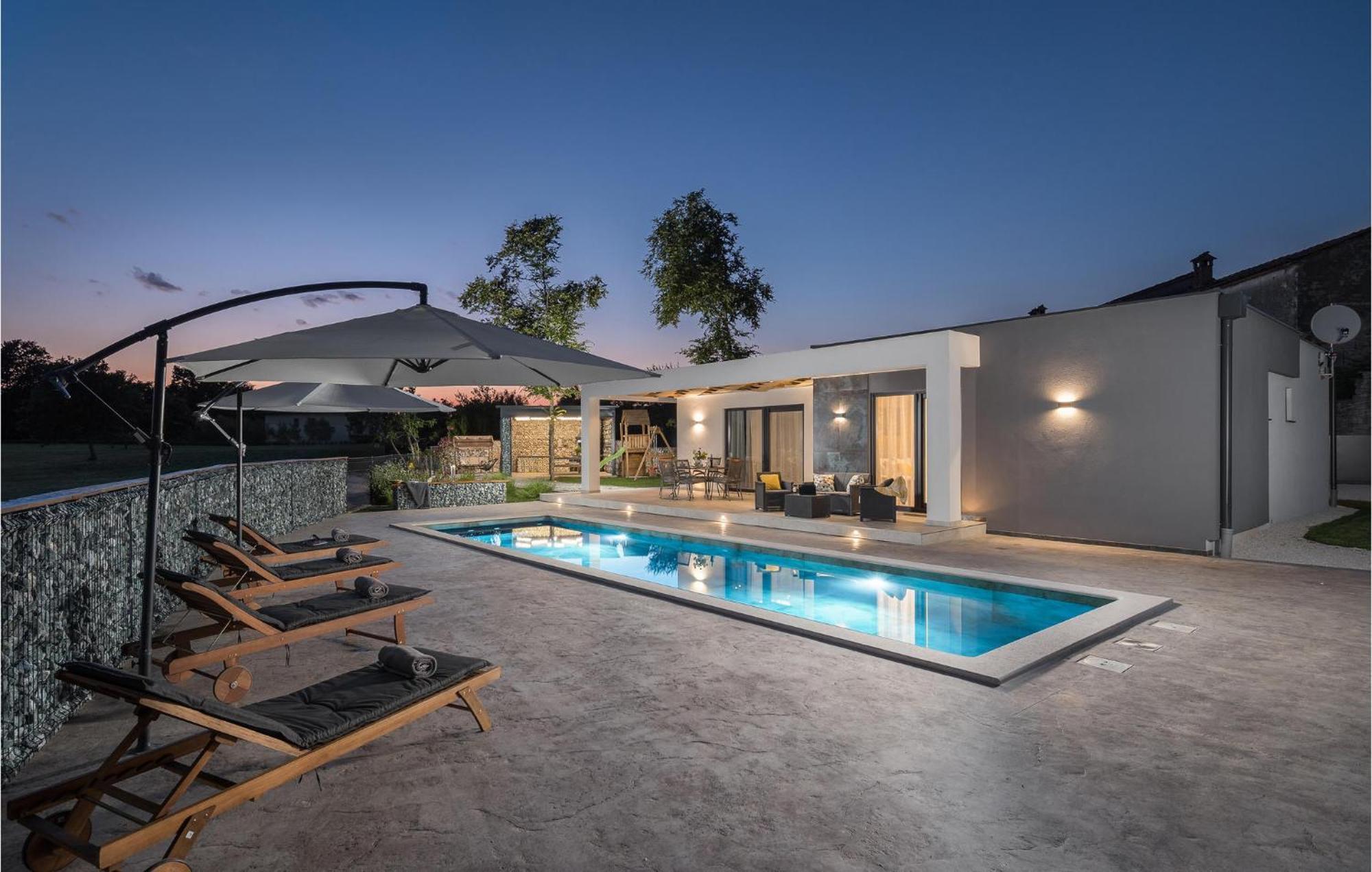 Beautiful Home In Tinjan With Jacuzzi Luaran gambar