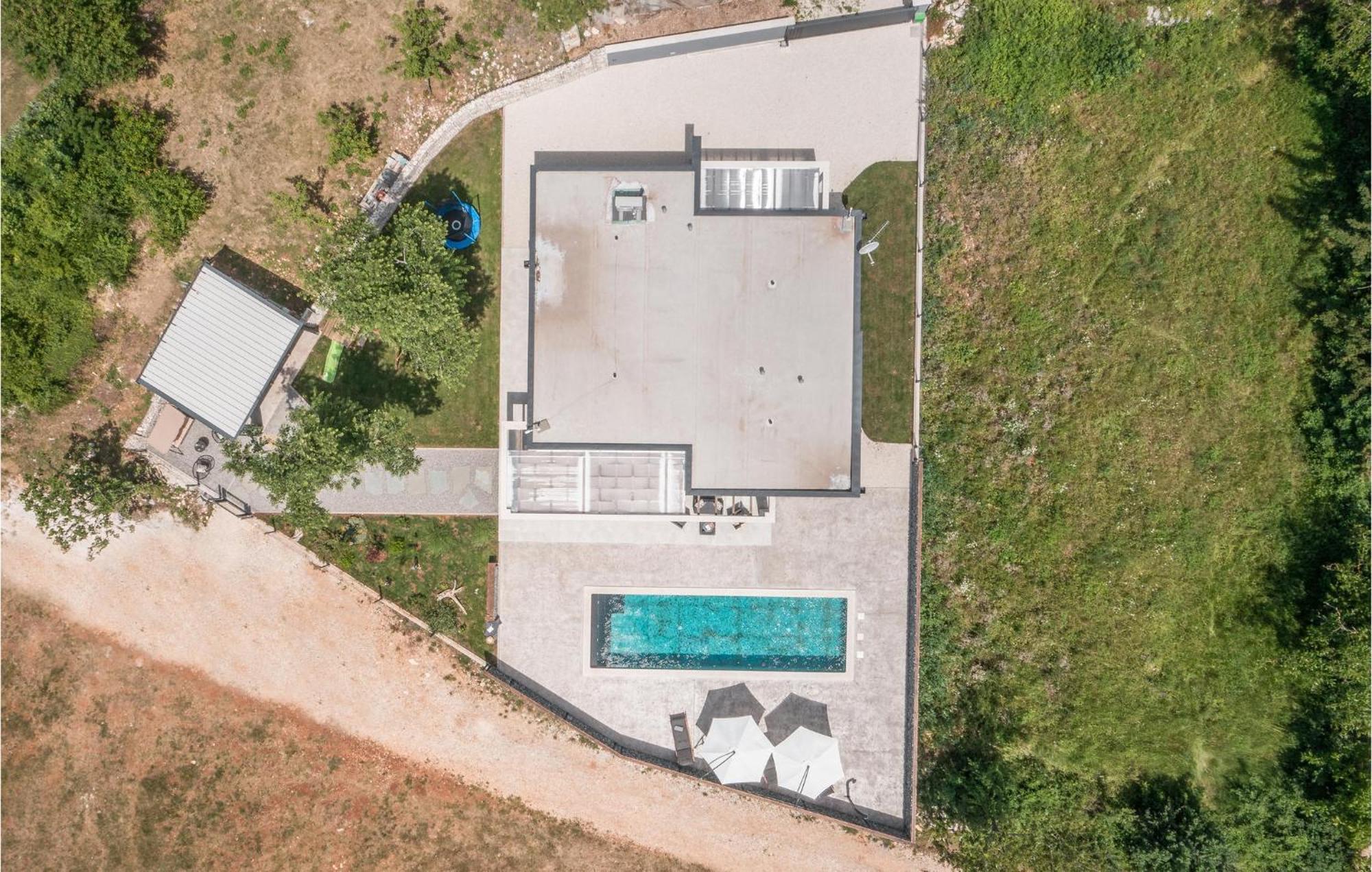 Beautiful Home In Tinjan With Jacuzzi Luaran gambar
