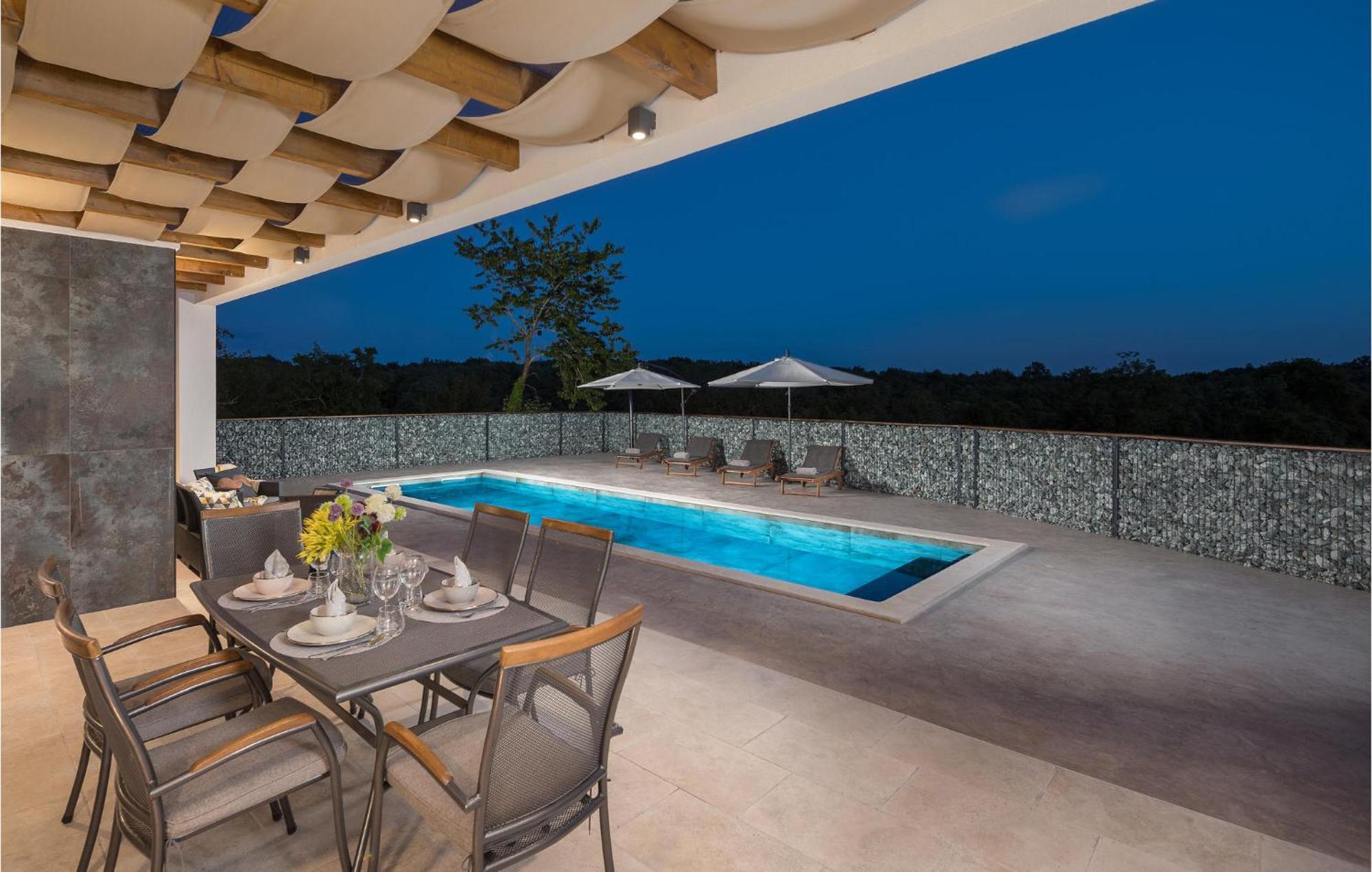 Beautiful Home In Tinjan With Jacuzzi Luaran gambar