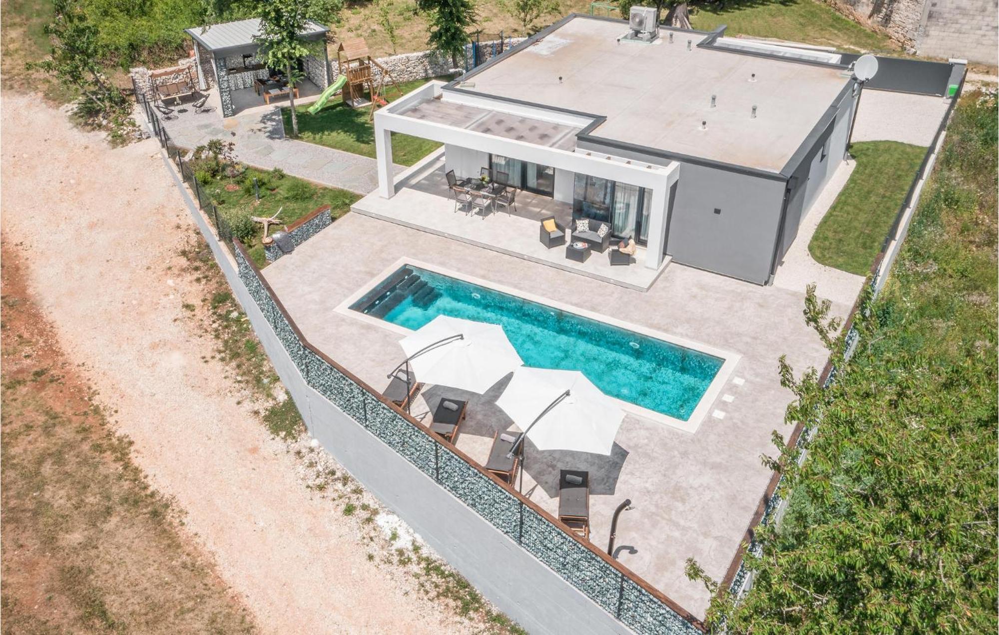 Beautiful Home In Tinjan With Jacuzzi Luaran gambar
