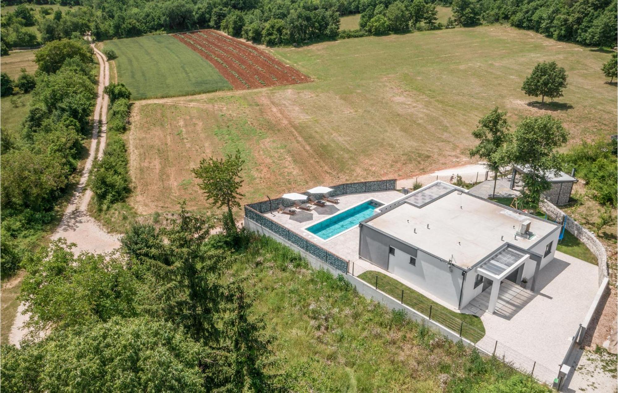 Beautiful Home In Tinjan With Jacuzzi Luaran gambar