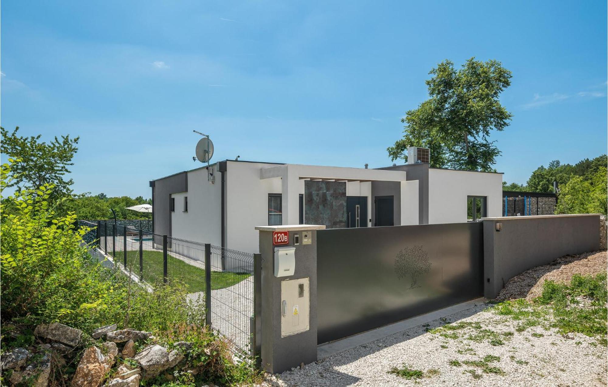 Beautiful Home In Tinjan With Jacuzzi Luaran gambar