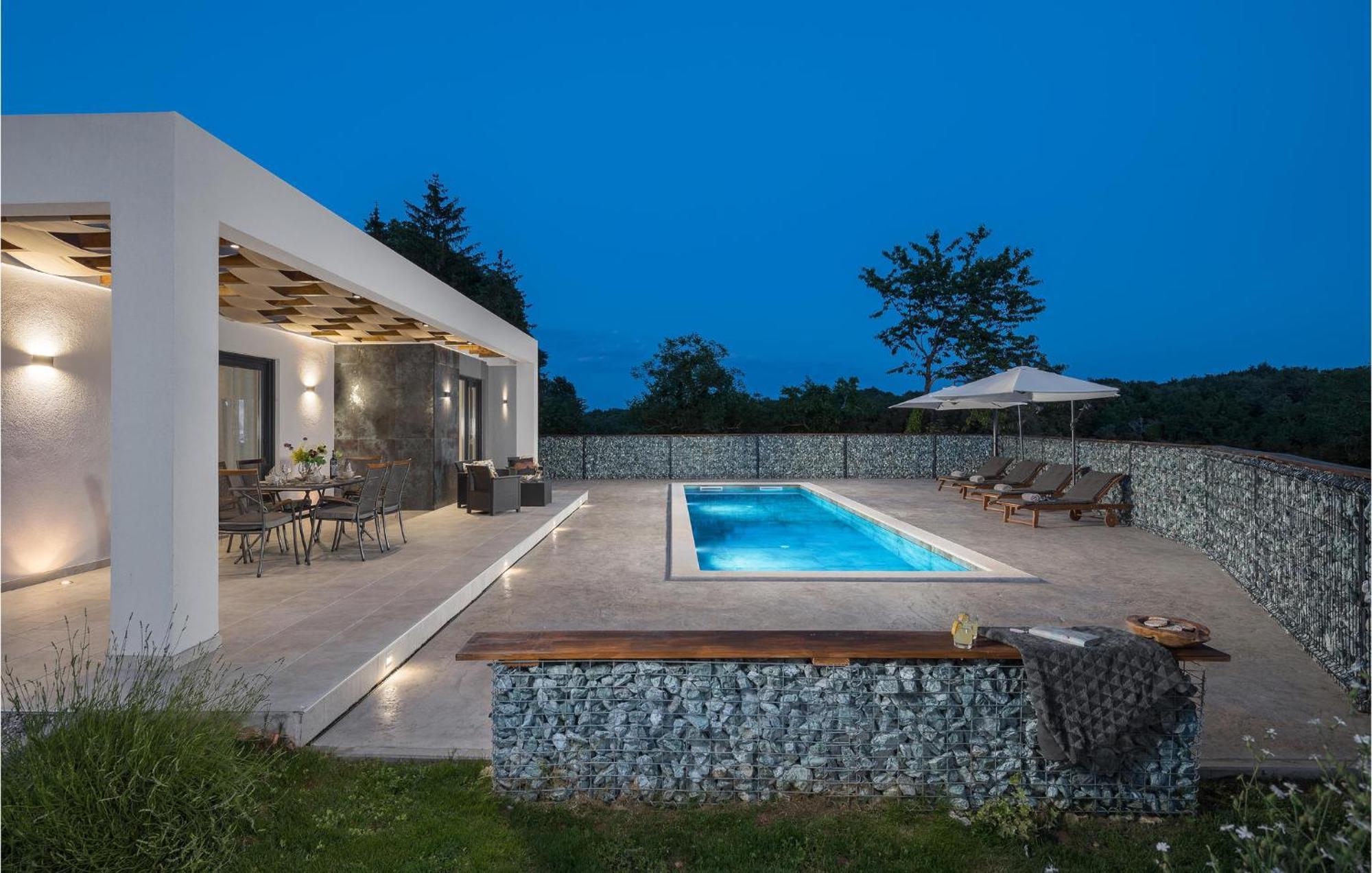 Beautiful Home In Tinjan With Jacuzzi Luaran gambar