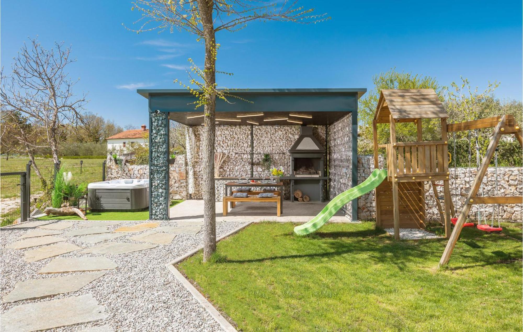 Beautiful Home In Tinjan With Jacuzzi Luaran gambar